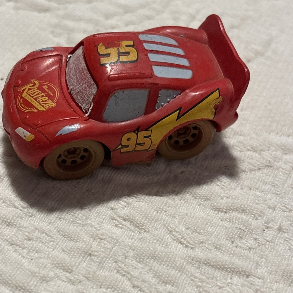 Disney Pixar Cars: Adventure Lightning McQueen. Dirt Track